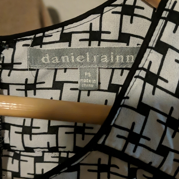 Black and white blouse - Picture 2 of 3